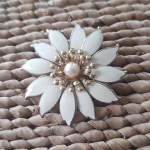 Elegant White and Gold Floral Brooch
